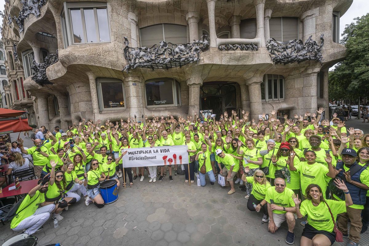 Unas 200 personas trasplantadas marchan en Barcelona en agradecimiento a los donantes de órganos Unas 200 personas trasplantadas marchan en Barcelona en agradecimiento a los donantes de órganos