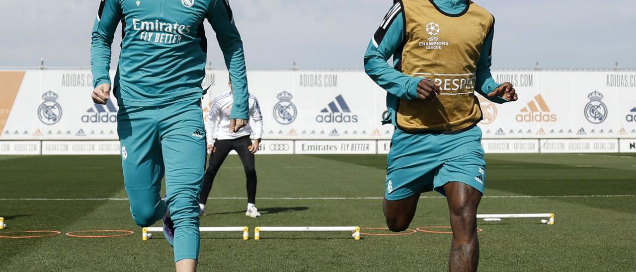 Karim Benzema y Vinicius, durante el entrenamiento celebrado ayer por el Madrid en Valdebebas. |  // EFE