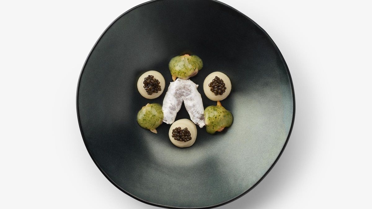 La cococha de merluza con salsa verde, cremoso de pochas y caviar de Alejandro Serrano.