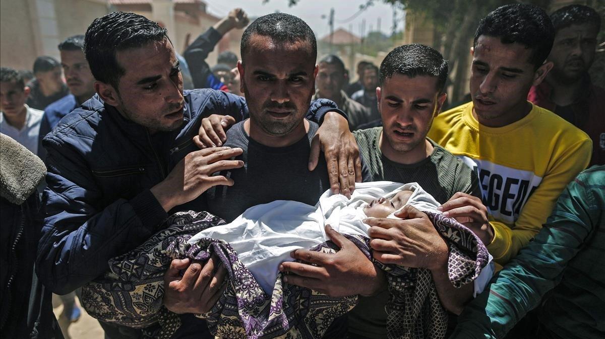 fcasals48021066 palestinian mourners carry the shrouded body of saba abu ara190505124731