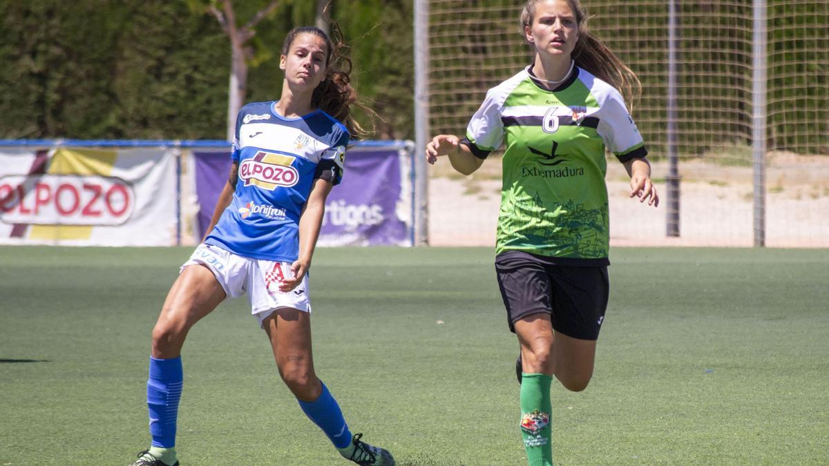 Mara, derecha, durante un encuentro del Femenino Cáceres.