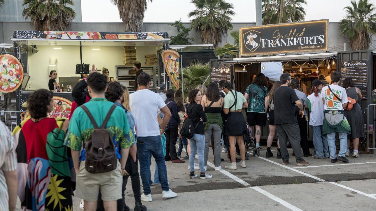 Colas en los puestos de comida a la hora de la cena en la primera jornada del Primavera Sound 2023.
