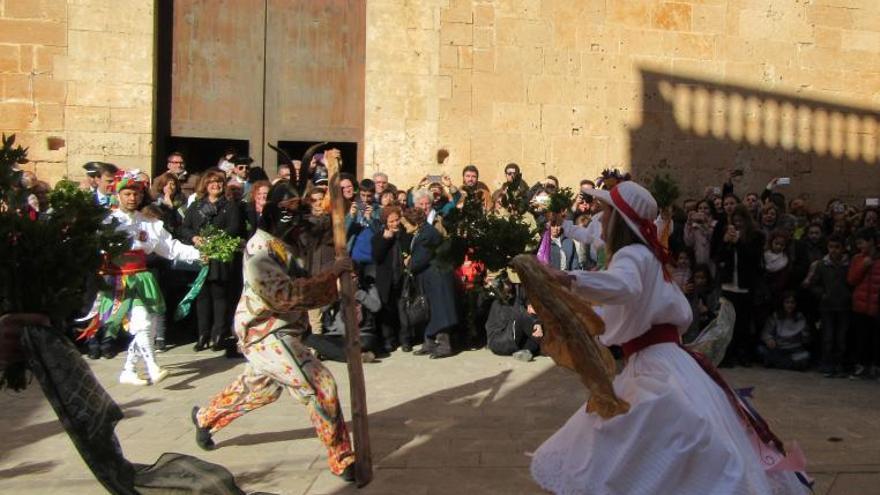 Els cossiers bailan en Algaida por Sant Honorat