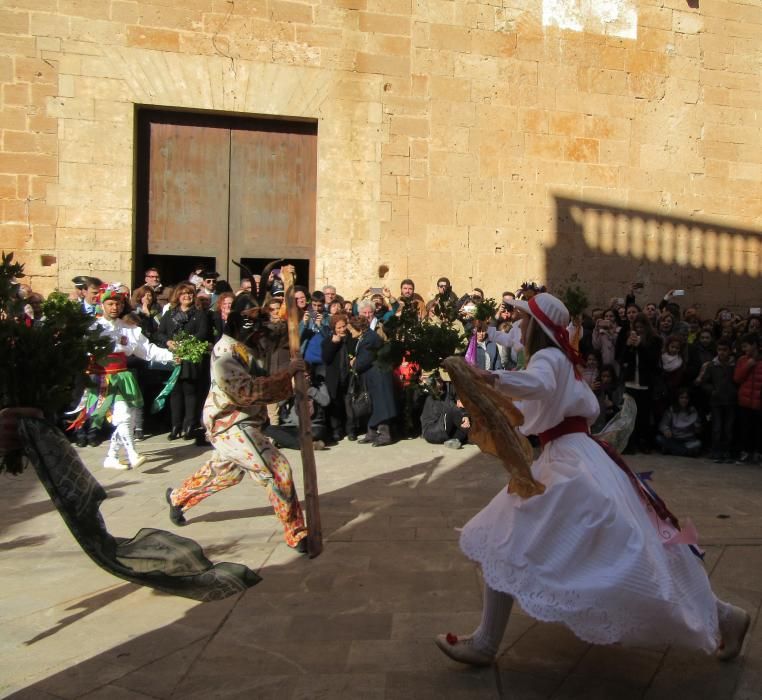 Els cossiers bailan en Algaida por Sant Honorat