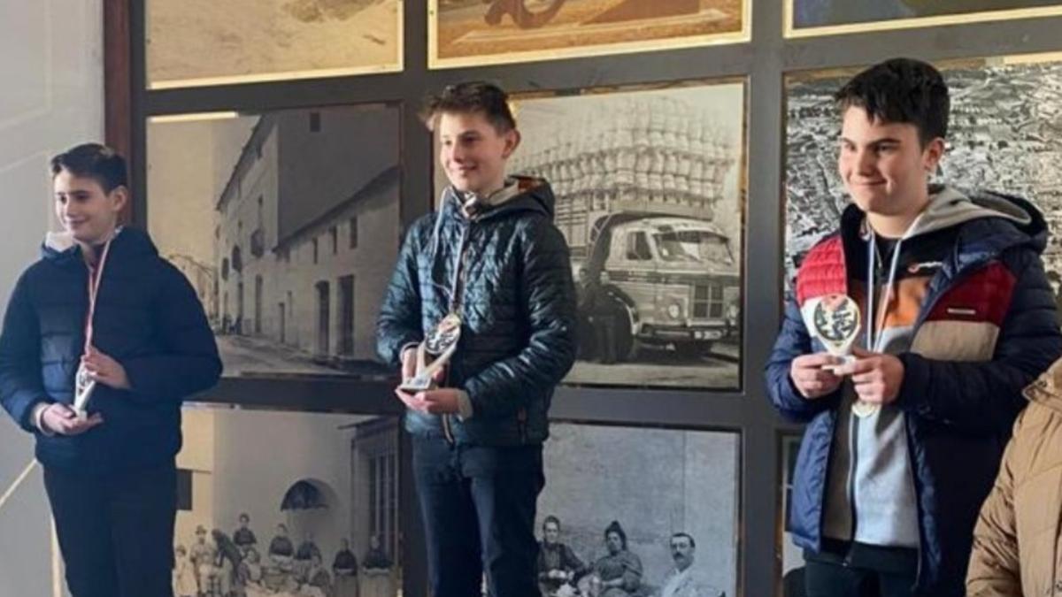 Sergi Soler, en lo alto del podio de sub-14 en el torneo de l'Olleria.