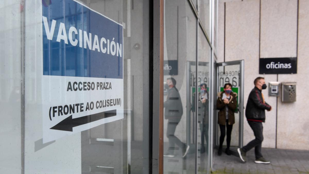 Acceso al recinto de vacunación habilitado en Expocoruña.