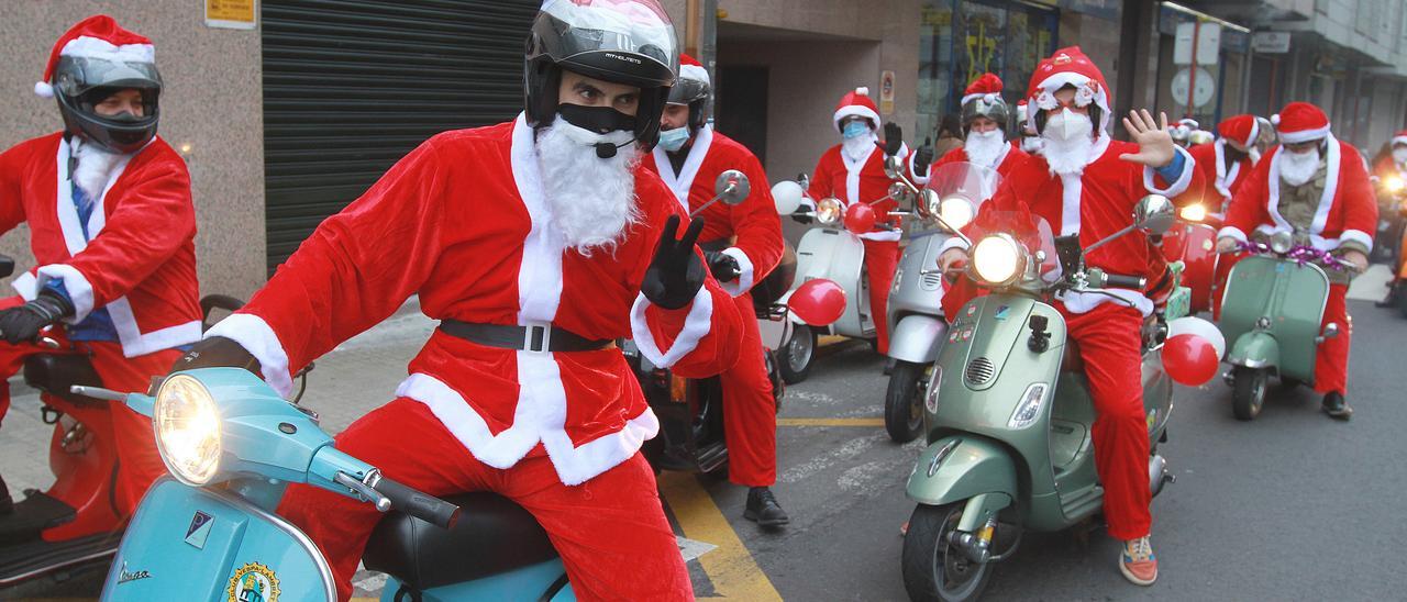 Los vespistas recorrieron la ciudad en sus motos, vestidos de papanoeles.