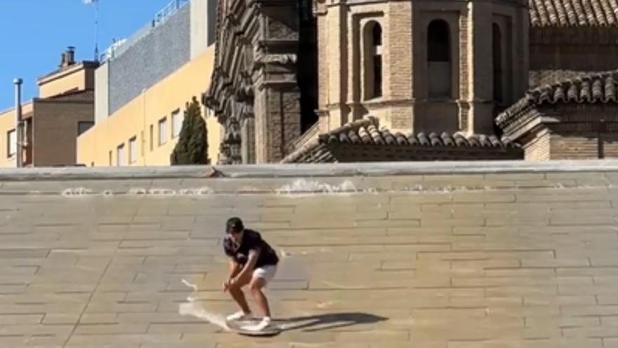 Surf en la Fuente de la Hispanidad: la imagen que deja el holandés Adrien Raza en Zaragoza