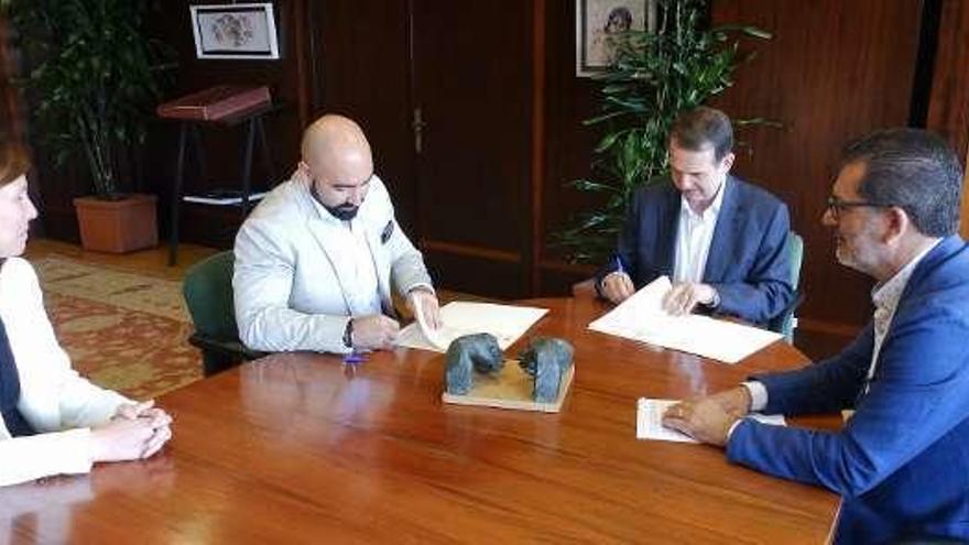 Caballero y Alex Cabo, presidente de AJE, firman el convenio. // FdV