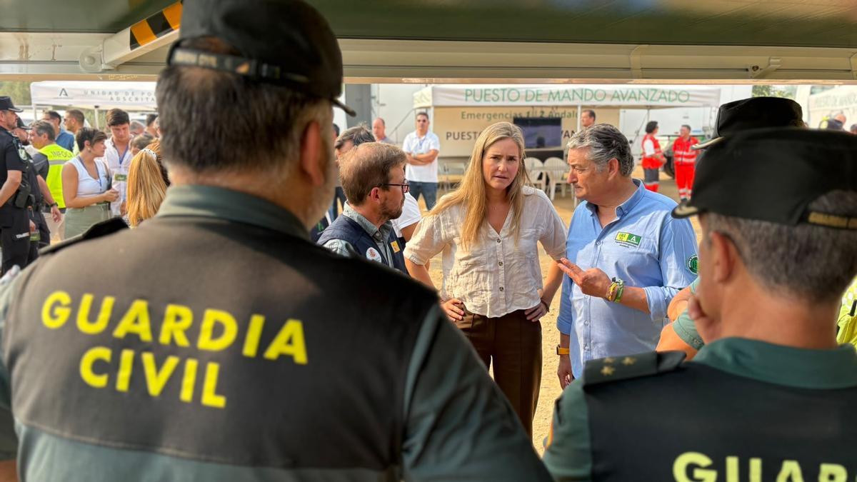 Sara Aagesen y Antonio Sanz, en el Puesto de Mando Avanzado del incendio de Niebla (Huelva).