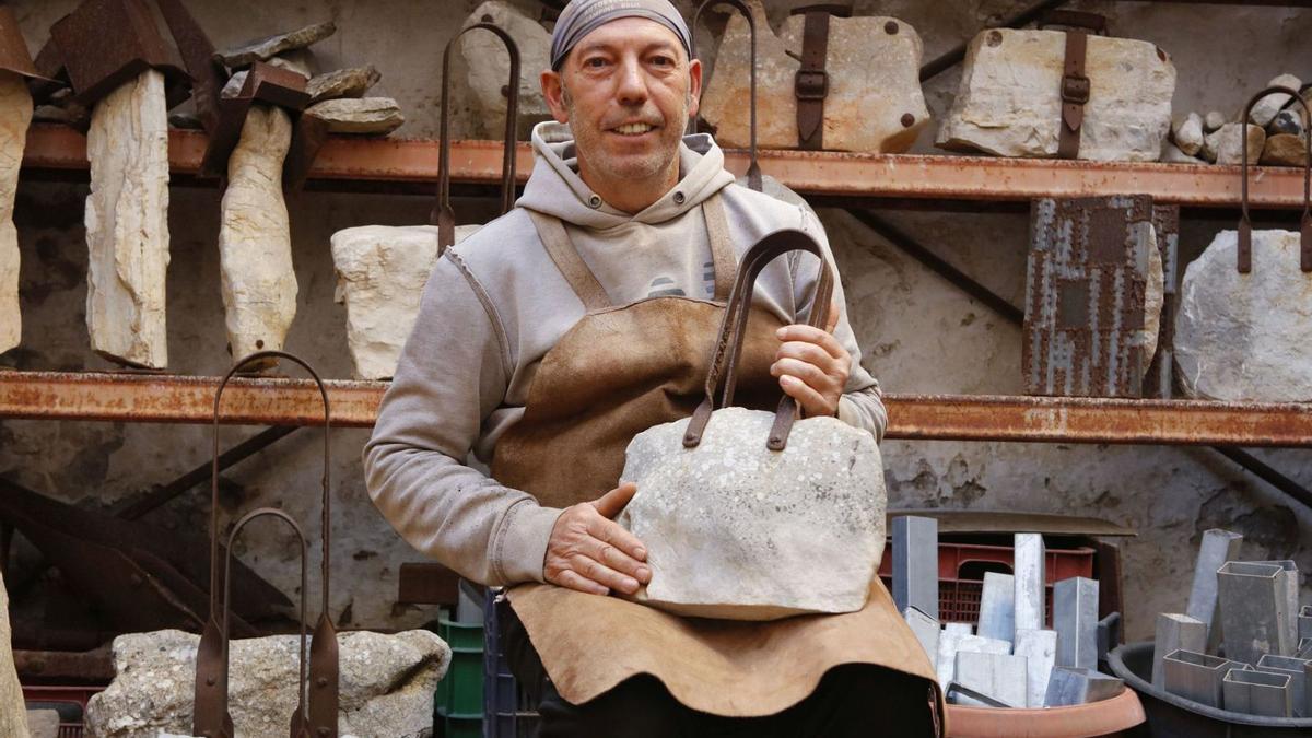 Pedro Flores mit einigen seiner bekanntesten Werke, den steinernen Taschen.  | FOTO: NELE BENDGENS