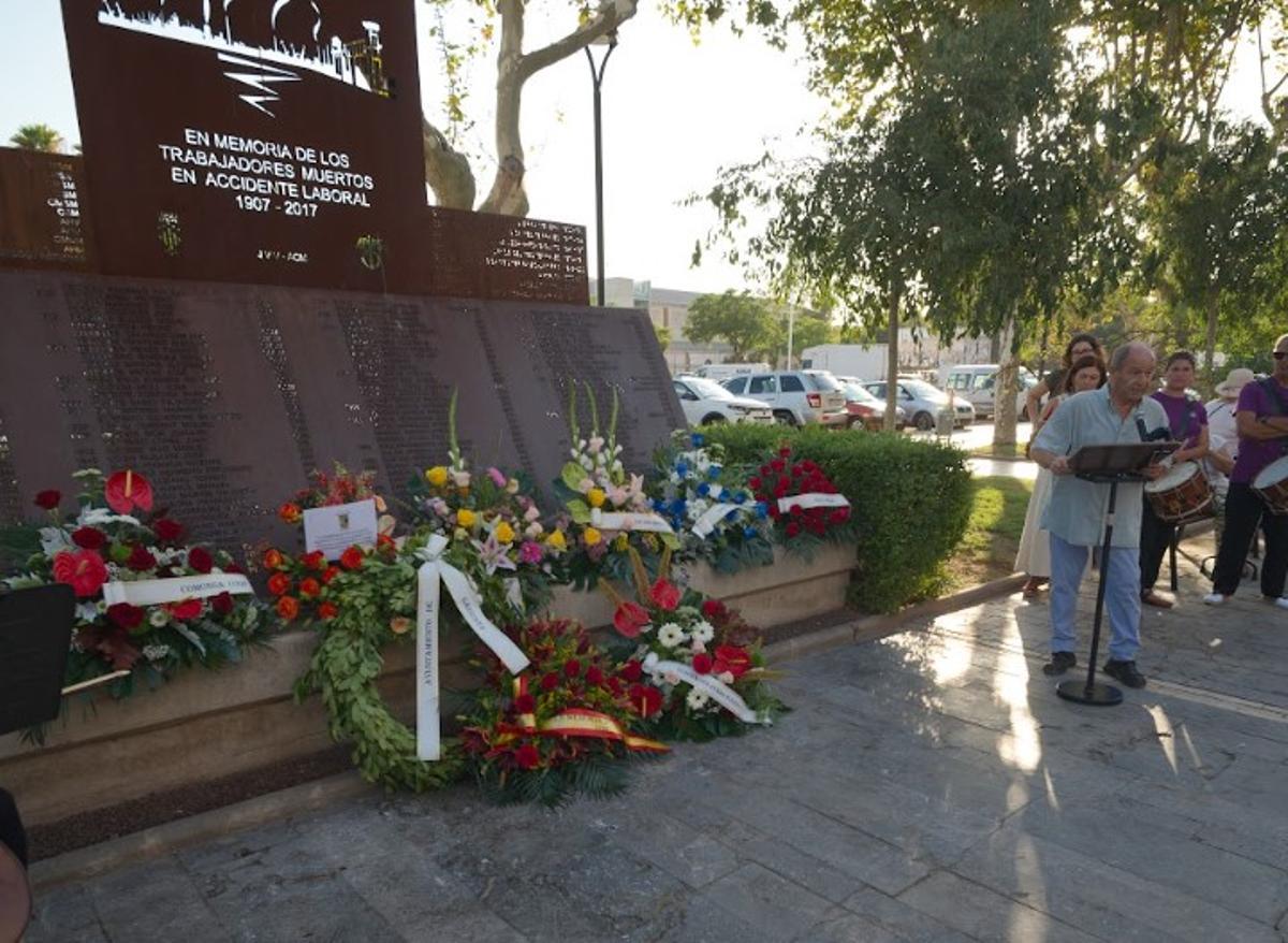 Homenaje a los fallecidos en la siderurgia del Port de Sagunt.