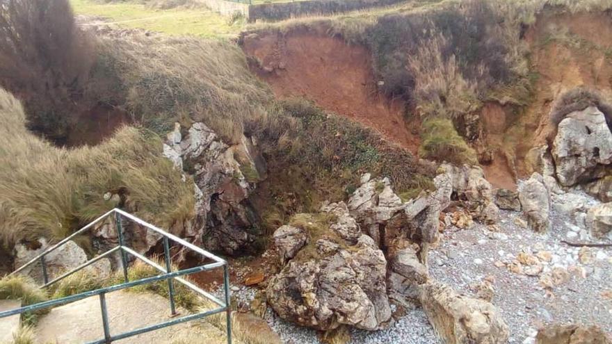 El temporal deja dos argayos en las playas de Troenzo y La Franca