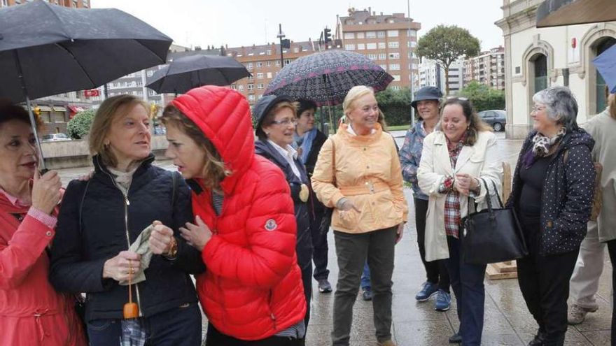 Mercedes Fernández, en el centro, con miembros del PP, haciendo un tramo del Camino de Santiago en Gijón.