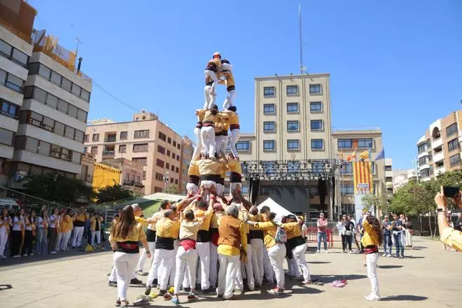 Galería | Los 'castells' dels Bordegassos de Vilanova i la Geltrú toman las calles de Vila-real