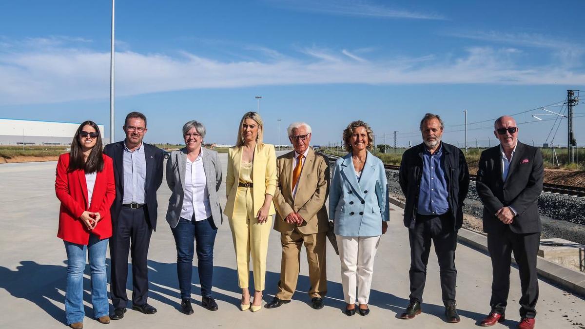 Los participantes en la visita a la terminal ferroviaria de la Plataforma Logística de Badajoz.