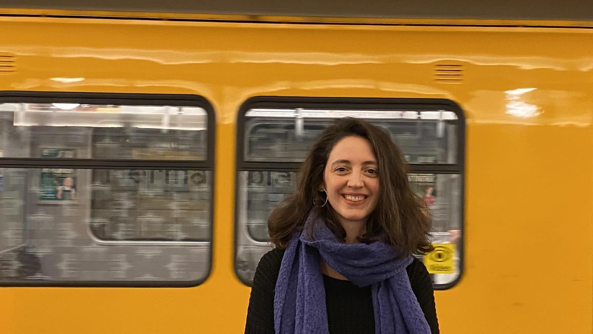 Ana Cuéllar vor der U8 an der Haltestelle Hermannplatz in Berlin.