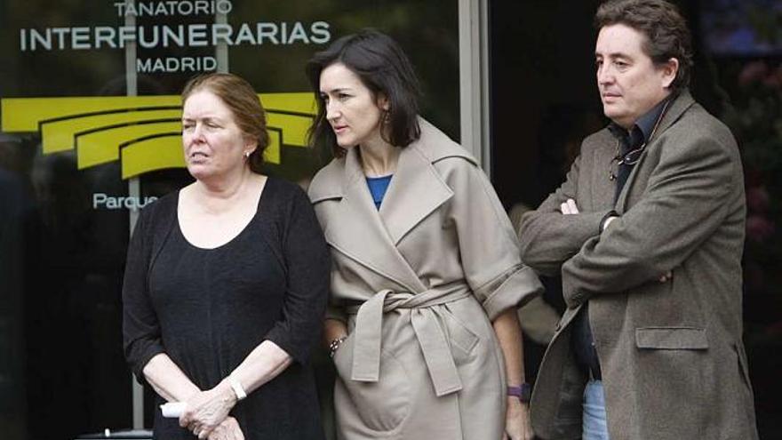 La viuda de Ayala, a la salida del tanatorio con la ministra de Cultura y el escritor Luis García Montero