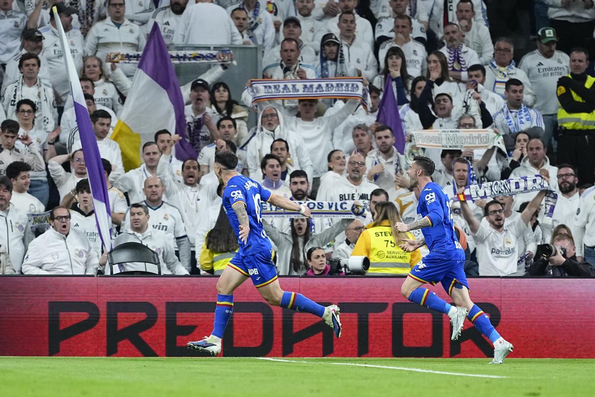 Los jugadores del Getafe celebran un gol frente a la grada de animación del Real Madrid.