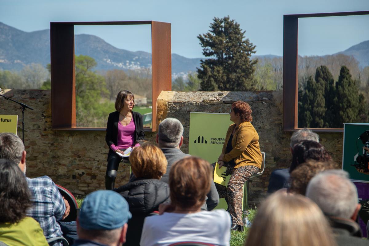 Anna Massot, acompanyada de l'exconsellera de Treball, Afers Socials i Famílies, Dolors Bassa.