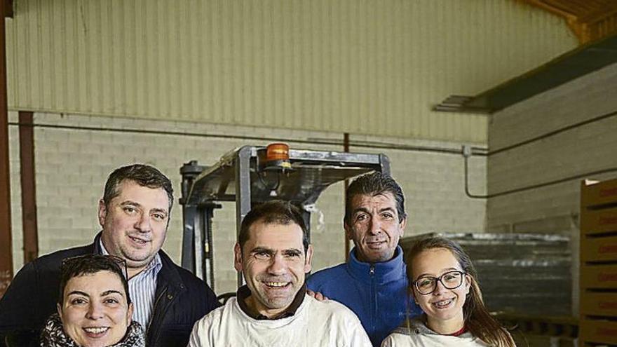 Voluntarios en el reparto de alimentos iniciado ayer //Iñaki Osorio