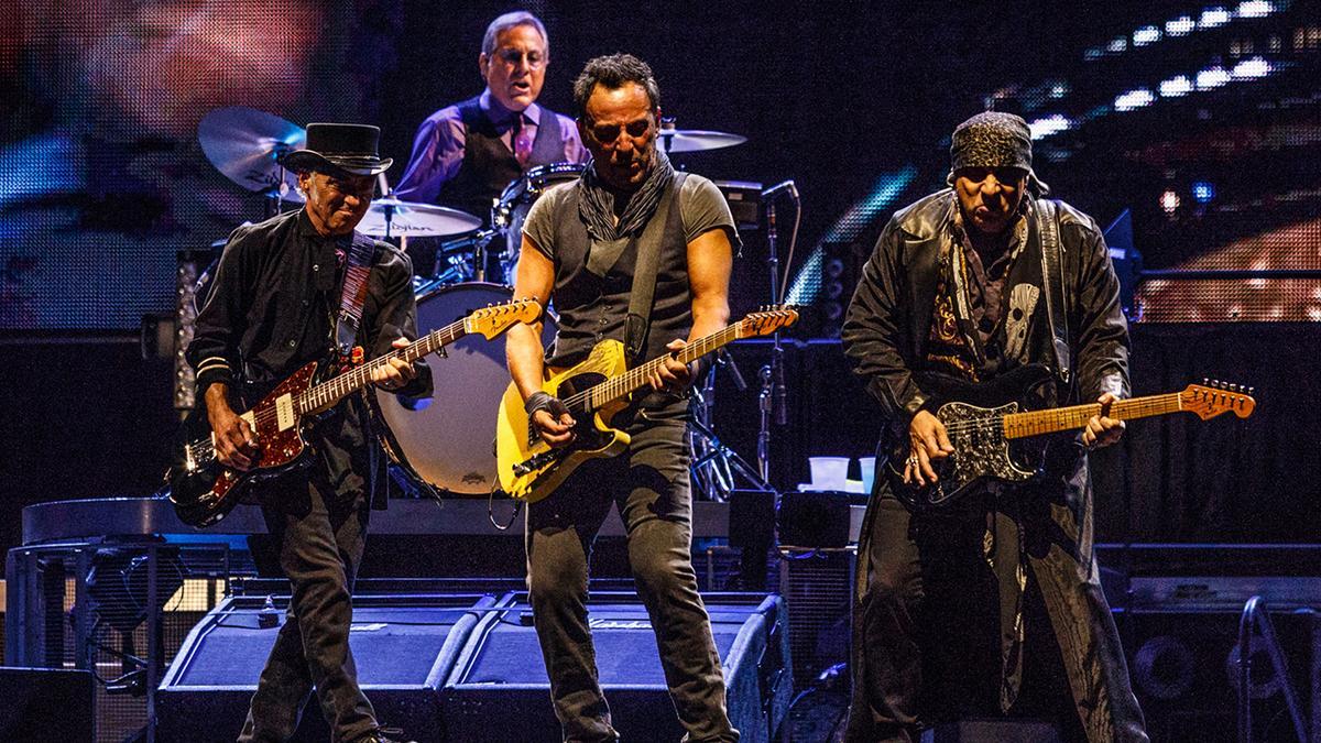 Bruce Springsteen entre els guitarristes Nils Lofgren i Steve van Zandt al Camp Nou