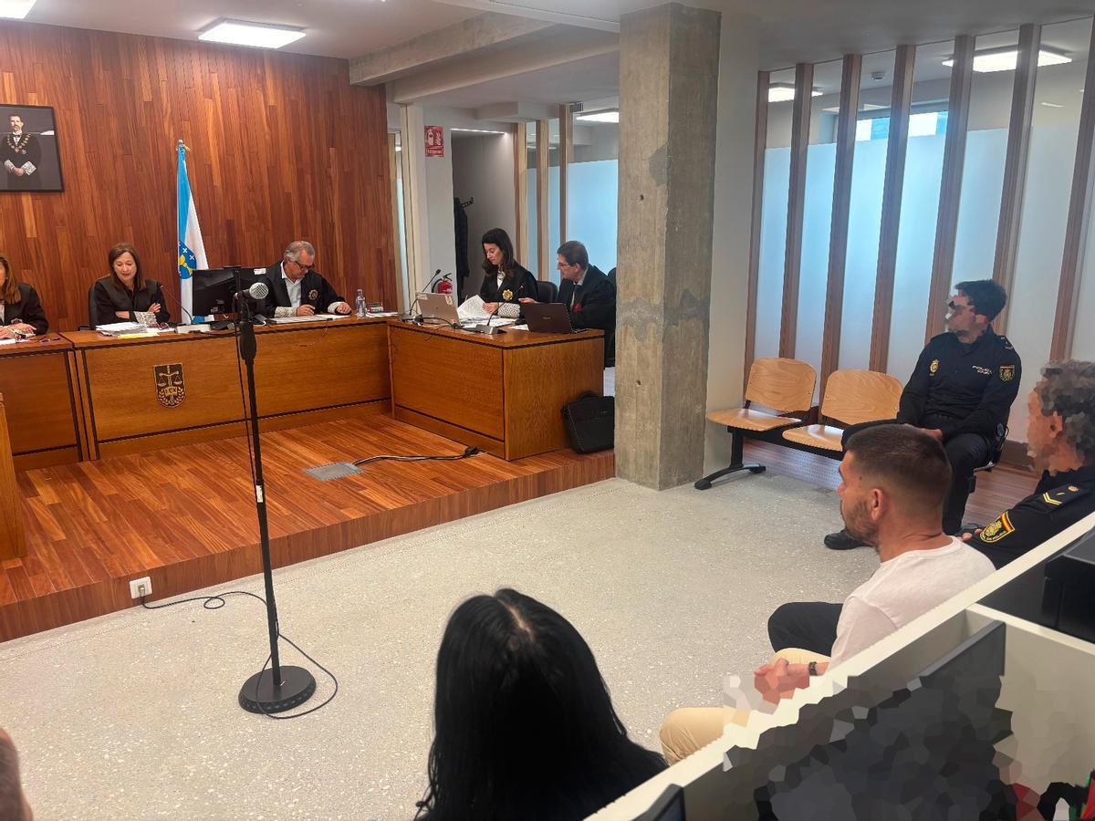 Los acusados, de espaldas, en el juicio celebrado este martes en Vigo.