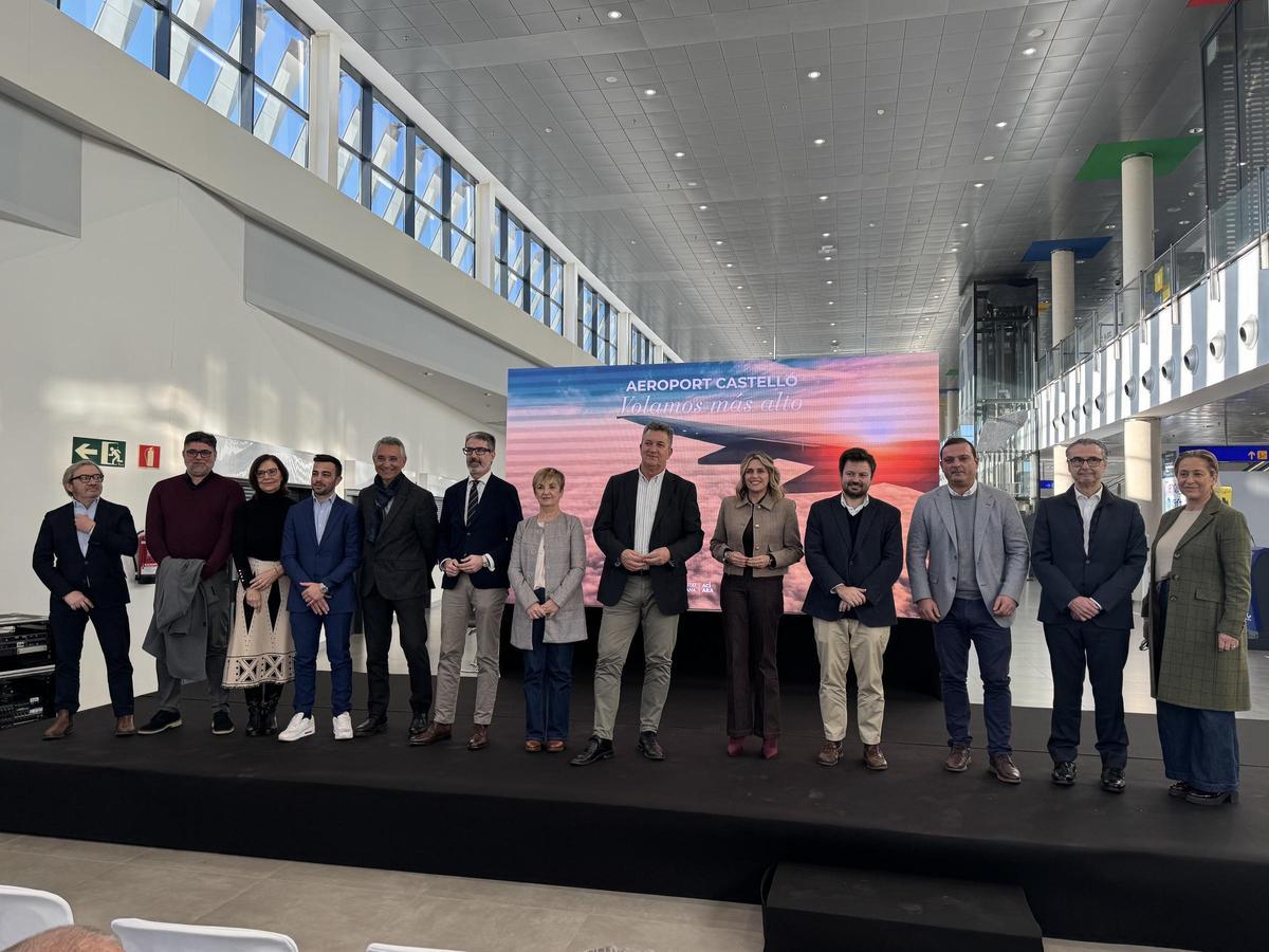 Autoridades y representantes del sector turístico, en el acto celebrado este jueves.