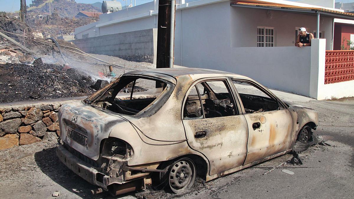 Un coche aparece completamente calcinado por el incendio de la pasada semana en El Paso y Los Llanos de Aridane.