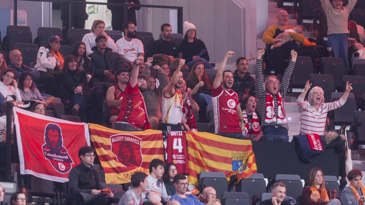 Aficionados del Casademont Zaragoza en el Roig Arena en el partido de este martes de Euroliga Femenina