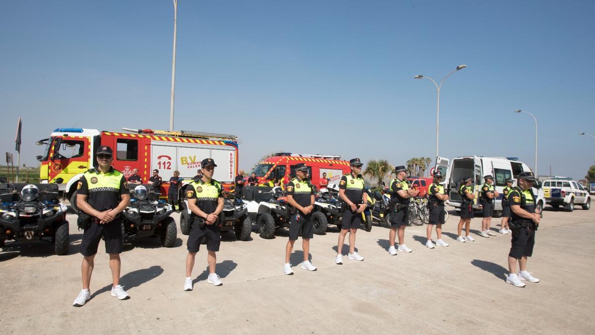 Los agentes del servicio posaron para la prensa.