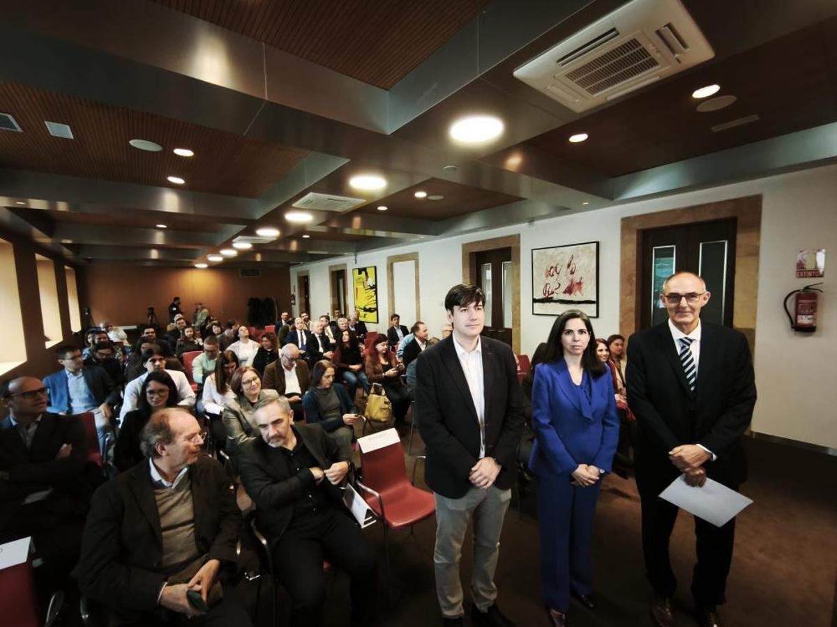 Patricia López, Borja Sánchez y Antonio Guardado, este viernes, en Oviedo