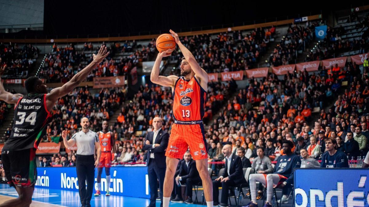 Danilo Brnovic lanza a canasta en el partido del Leyma Coruña frente al Alegra Cantabria