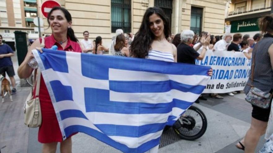 Concentración por Grecia en las calles de Murcia