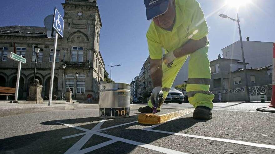 Trabajos para pintar el lugar que ocupará esta parada junto al consistorio. // Bernabé/Cris M.V.