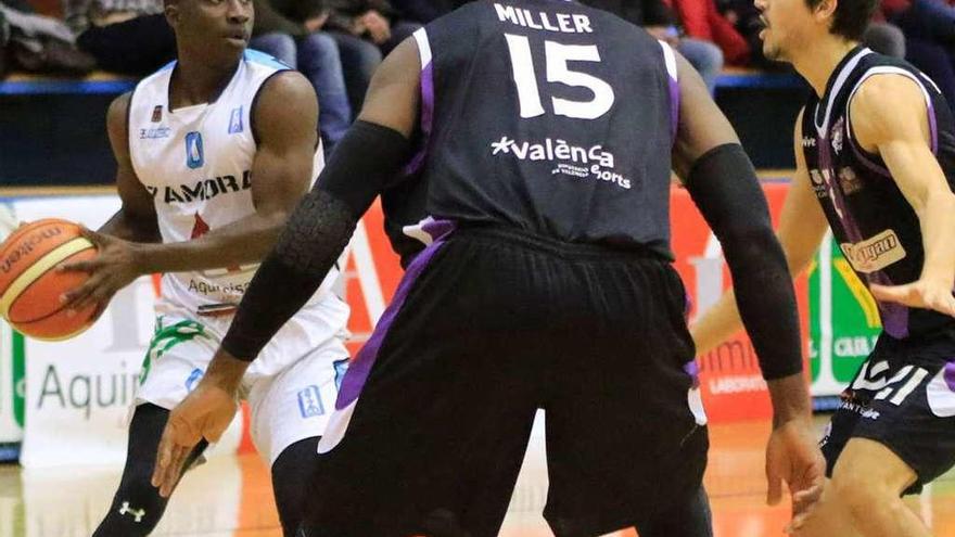 Sango Niang encara a Miller, del Hispagan Gandía.