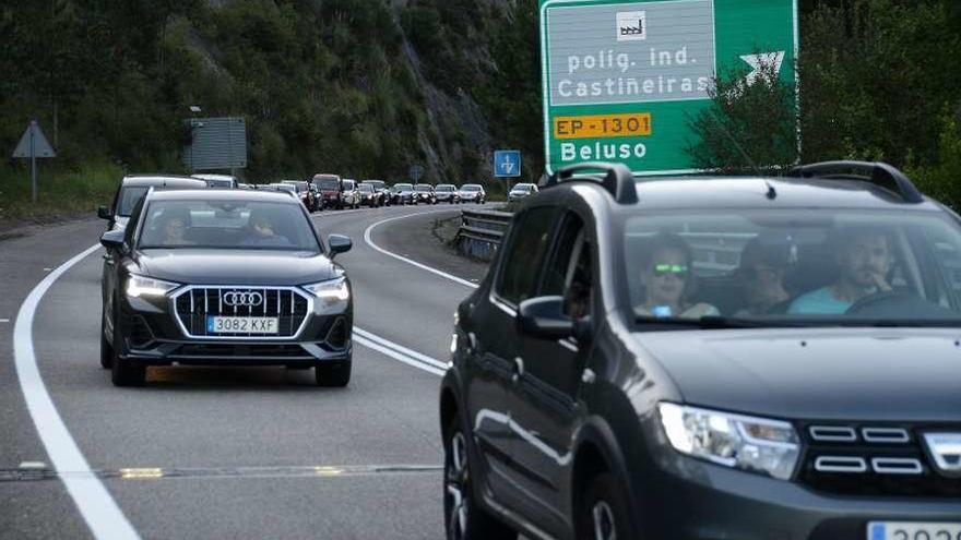 Colas de vehículos en el Corredor do Morrazo tras la masiva afluencia a las playas. // Gonzalo Núñez