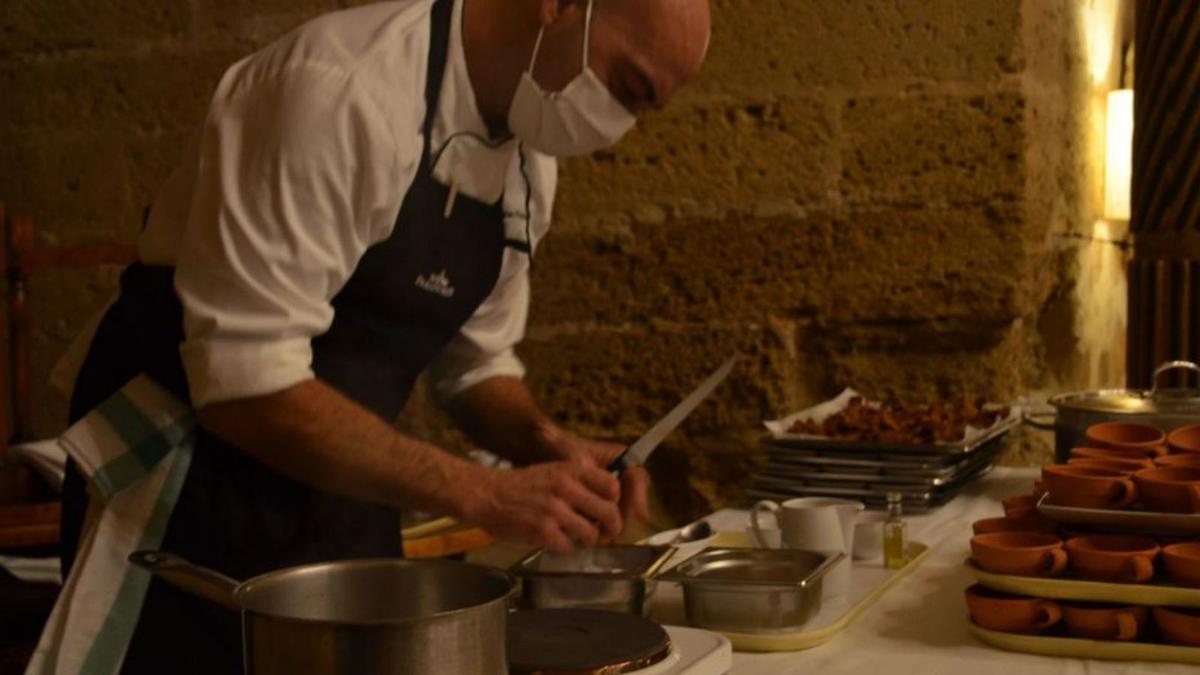 El cocinero Enrique Peláez preparando arroz con nícalos. | E. P.