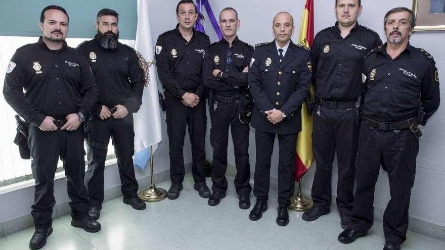 El responsable de la Policía Autonómica de Vigo (tercero desde la derecha), ayer, con otros agentes que ayudaron en los incendios. // C. G.