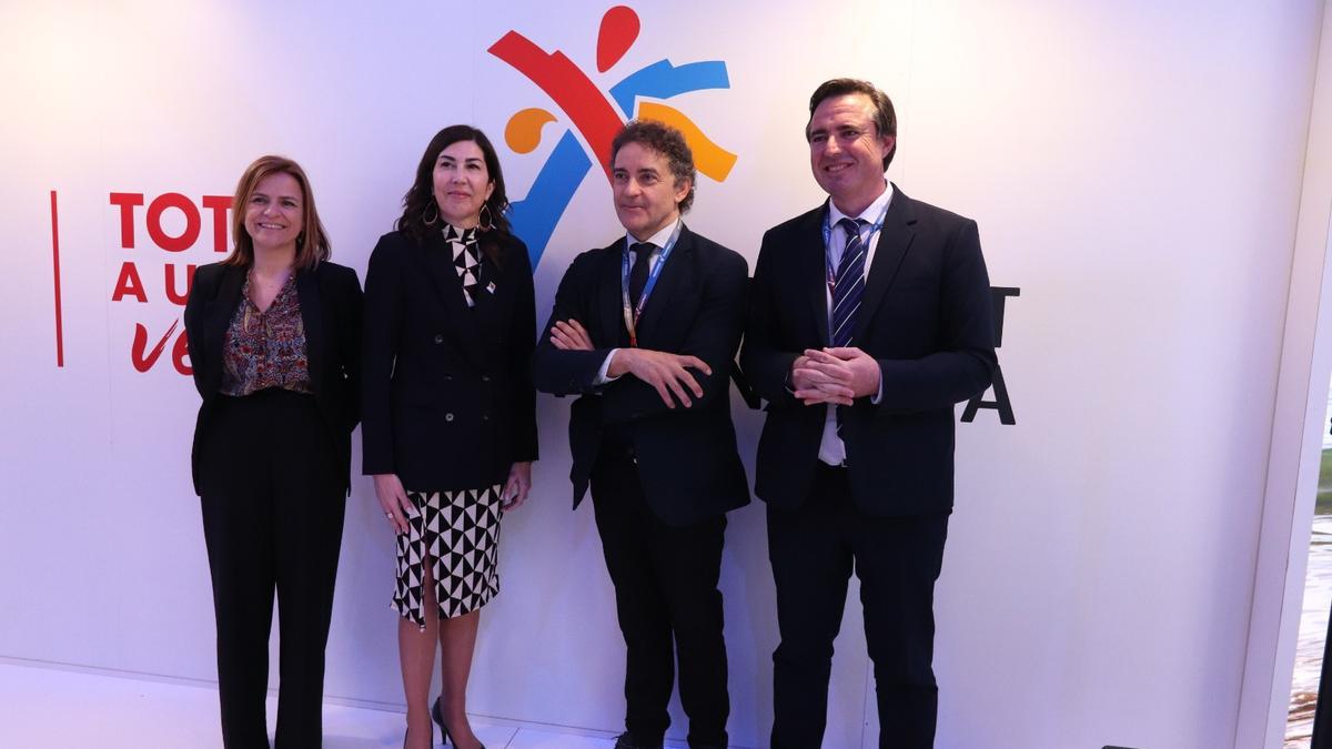 La secretaria de Estado de Turismo (2i), Rosana Morillo, junto a Colomer y varios responsables de turismo autonómico, en Fitur.