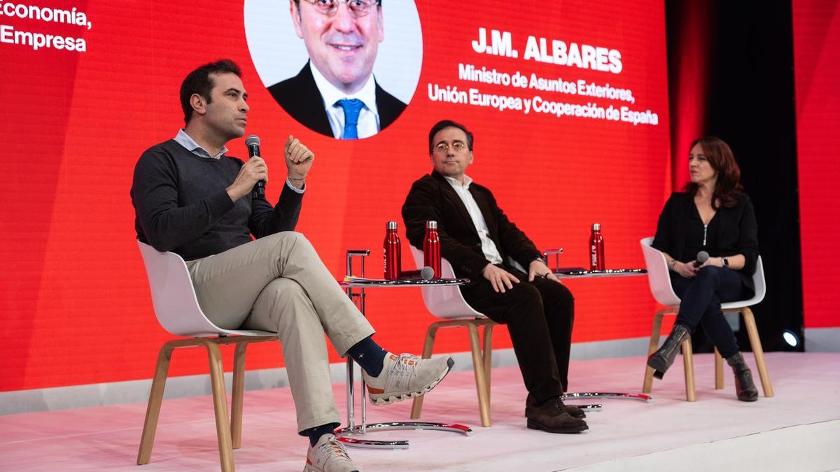 El ministro de Economía, Carlos Cuerpo, y el de Asuntos Exteriores, José Manuel Albares, durante su mesa redonda.