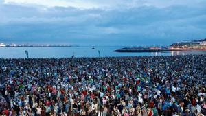 Gijón se vuelve a quedar a las puertas del récord mundial de escanciado simultáneo: faltaron 893 personas para romper el registro de 2022