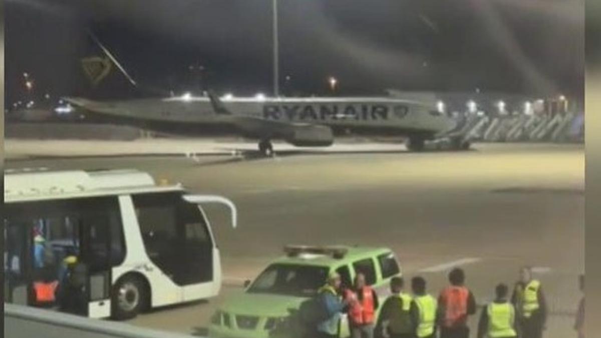 Los juadores del Molina, en el Aeropuerto de Sevilla, tras bajarse del avión.