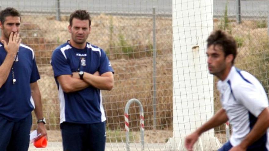 El entrenador del FC Cartagena, Pato, y su ayudante, José Abel García, observan las evoluciones de sus jugadores en un entrenamiento.
