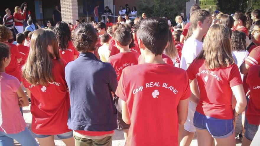 Imagen de la concentración celebrada esta mañana en el colegio