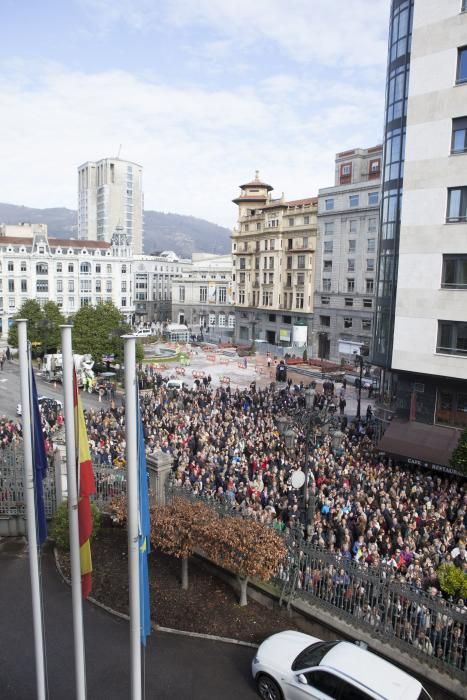 Multitudinaria manifestación contra el impuesto de sucesiones ante la Junta