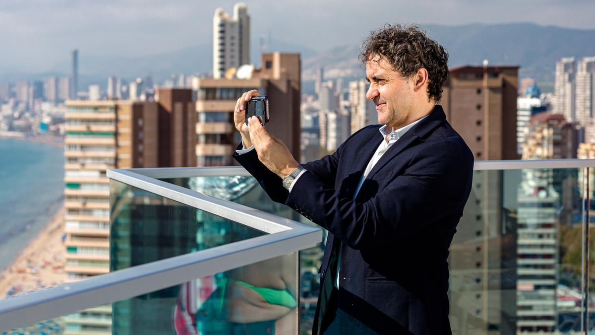 El secretario autonómico de Turismo fotografía Benidorm desde la terraza de un hotel