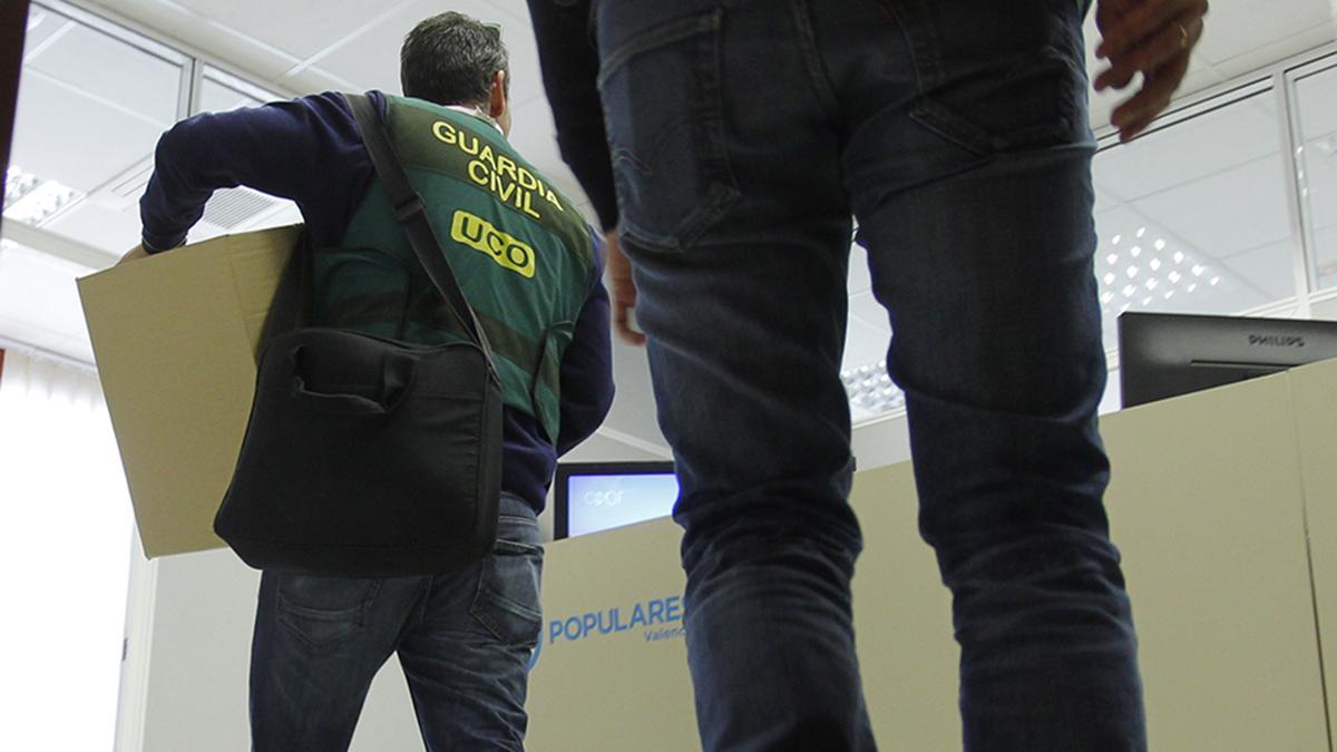 Agentes de la UCO de la Guardia Civil registran el grupo municipal del PP en el Ayuntamiento de València, en enero de 2016.