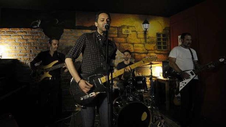 El grupo Atmósfera 0 durante la presentación de su disco en La Beltane. // Bernabé/ Javier Lalín