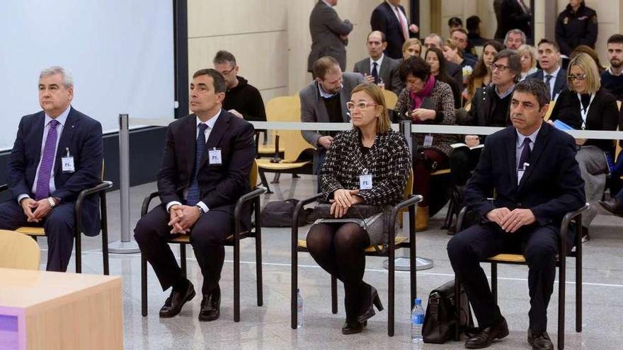 De izquierda a derecha, el exsecretario de Interior, César Puig; el exdirector de los Mossos, Pere Soler; la intendente Teresa Laplana y el mayor Josep Lluís Trapero, ayer, en la vista de la Audiencia Nacional. // Efe